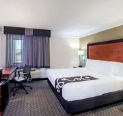La Quinta Inn & Suites by Wyndham Houston Baytown East hotel detail image 4