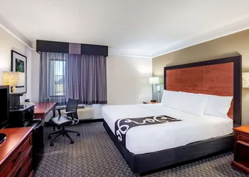 La Quinta Inn & Suites by Wyndham Houston Baytown East hotel thumbnail 4
