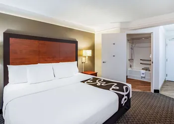 La Quinta Inn & Suites by Wyndham Houston Baytown East hotel thumbnail 5