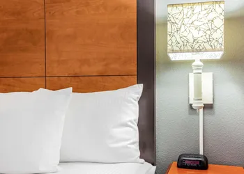 La Quinta Inn & Suites by Wyndham Houston Baytown East hotel thumbnail 6