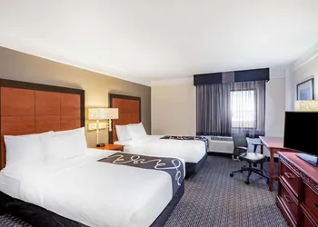 La Quinta Inn & Suites by Wyndham Houston Baytown East hotel thumbnail 7