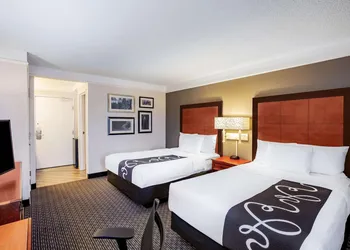 La Quinta Inn & Suites by Wyndham Houston Baytown East hotel thumbnail 8