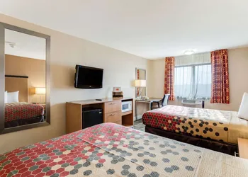 Econo Lodge Madison East hotel thumbnail 5