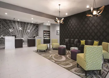 La Quinta Inn & Suites by Wyndham Fort Worth West - I-30 hotel thumbnail 3