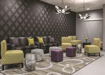 La Quinta Inn & Suites by Wyndham Fort Worth West - I-30 hotel thumbnail 4