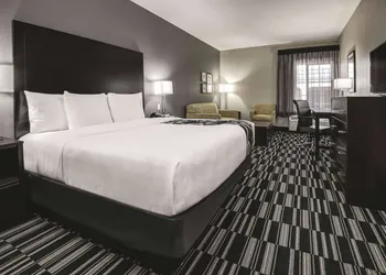 La Quinta Inn & Suites by Wyndham Fort Worth West - I-30 hotel thumbnail 6