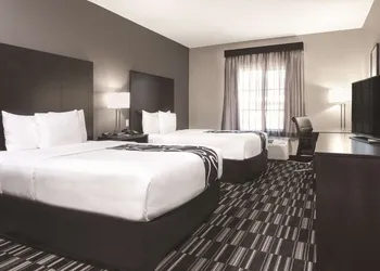 La Quinta Inn & Suites by Wyndham Fort Worth West - I-30 hotel thumbnail 7