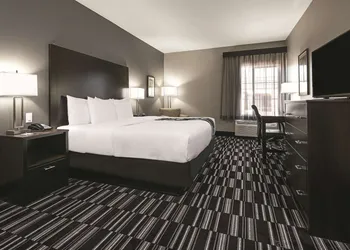La Quinta Inn & Suites by Wyndham Fort Worth West - I-30 hotel thumbnail 8