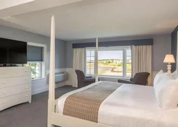 Breakwater Inn hotel thumbnail 8