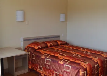 Super 7 Inn hotel thumbnail 4