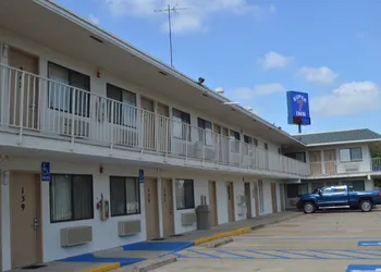 Super 7 Inn hotel thumbnail 7