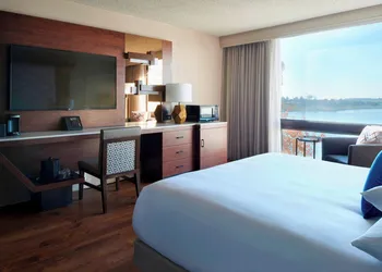 Kansas City Airport Marriott hotel thumbnail 8