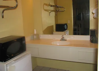 Summer Breeze Motel hotel thumbnail 5