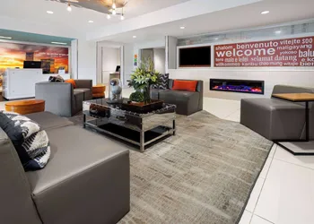 La Quinta Inn & Suites by Wyndham Atlanta Airport North hotel thumbnail 4