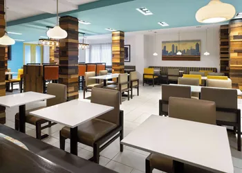 La Quinta Inn & Suites by Wyndham Atlanta Airport North hotel thumbnail 6