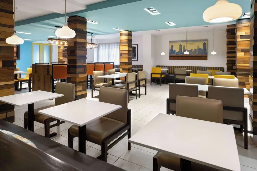La Quinta Inn & Suites by Wyndham Atlanta Airport North hotel detail image 6