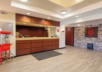 Red Roof Inn & Suites Indianapolis Airport hotel thumbnail 5