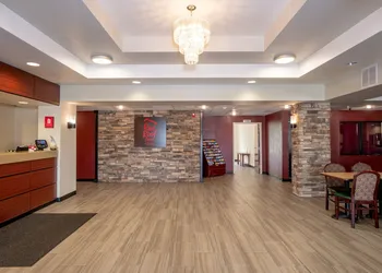 Red Roof Inn & Suites Indianapolis Airport hotel thumbnail 6