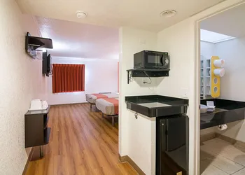 Motel 6 Tampa, FL - Fairgrounds hotel thumbnail 8