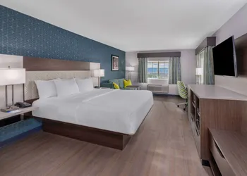 La Quinta Inn & Suites by Wyndham Santa Rosa hotel thumbnail 7
