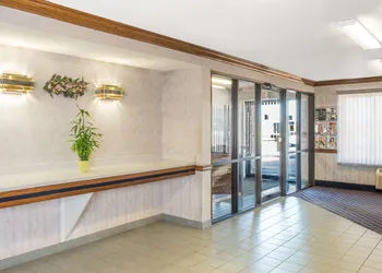 Days Inn by Wyndham Pontoon Beach hotel thumbnail 2