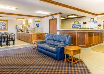Days Inn by Wyndham Pontoon Beach hotel thumbnail 3