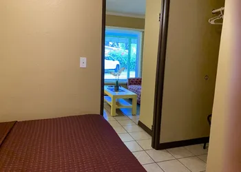 Lakeside Inn and Cafe hotel thumbnail 7
