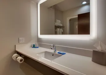 Holiday Inn Express & Suites Lebanon by IHG hotel thumbnail 3
