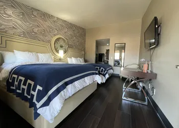 Crown Motel hotel thumbnail 3
