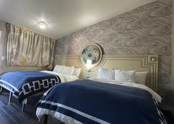 Crown Motel hotel thumbnail 6
