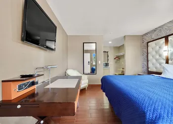 Crown Motel hotel thumbnail 8