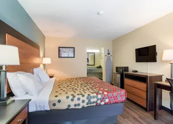 Econo Lodge Gallatin - Metro Nashville hotel thumbnail 7