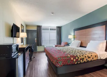 Econo Lodge Gallatin - Metro Nashville hotel thumbnail 8