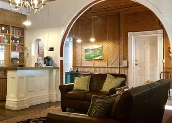 Rogues' Harbor Inn hotel thumbnail 2