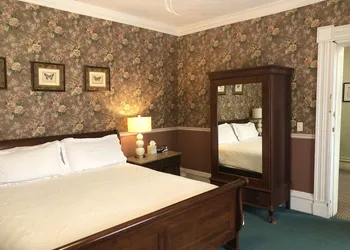 Rogues' Harbor Inn hotel thumbnail 4