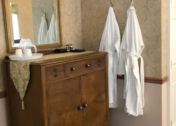 Rogues' Harbor Inn hotel thumbnail 5