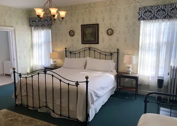 Rogues' Harbor Inn hotel thumbnail 6