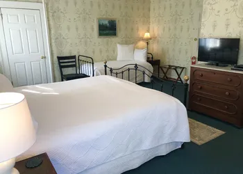 Rogues' Harbor Inn hotel thumbnail 7