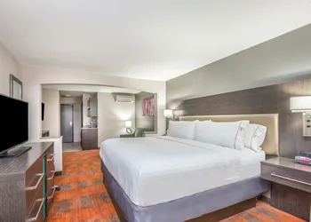 Holiday Inn Express & Suites Shawnee-Kansas City West by IHG hotel thumbnail 3