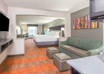Holiday Inn Express & Suites Shawnee-Kansas City West by IHG hotel thumbnail 4