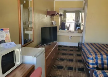 Smokies Motel hotel thumbnail 3