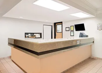 Super 8 by Wyndham Metropolis hotel thumbnail 3