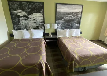 Super 8 by Wyndham Metropolis hotel thumbnail 6