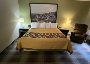 Super 8 by Wyndham Metropolis hotel thumbnail 8
