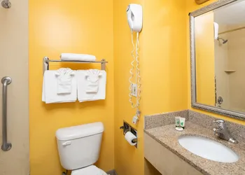 Fallbrook Country Inn hotel thumbnail 6