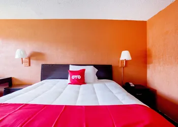 OYO Hotel Pensacola I-10 & Hwy 29 hotel thumbnail 5