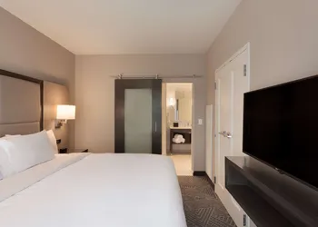 Embassy Suites by Hilton Kansas City Olathe hotel thumbnail 8