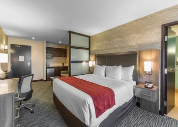 Comfort Inn & Suites Airport North hotel thumbnail 8