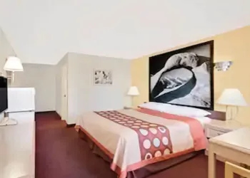 Super 8 by Wyndham Bishop hotel thumbnail 3