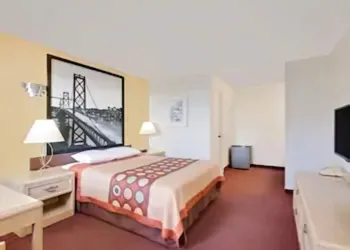 Super 8 by Wyndham Bishop hotel thumbnail 4